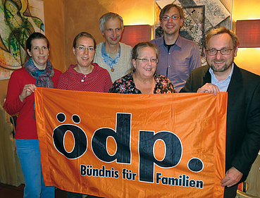 Das neue Vorstandsteam der Kreis-ÖDP (v. l.): Katrin Ecker-Eberl (Schatzmeisterin), Angela Dein (Beisitzerin), Josef Schratt  (Beisitzer), Katharina Floßmann (stellv. Vorsitzende), Daniel Konopczynski (Beisitzer) und Rolf Beuting (Kreisvorsitzender). Im Bild fehlen Christine Bartl (Beisitzerin), Heidi Stangl (Schriftführerin) und Herbert Stöckl (Beisitzer).