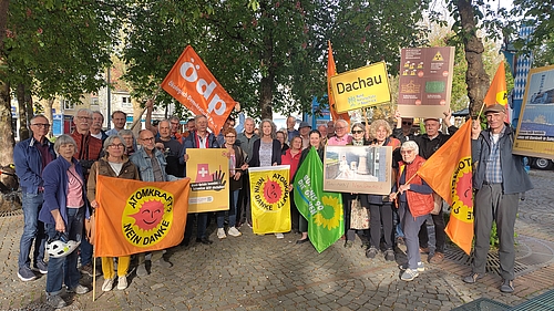 Gruppenfoto der Tschernobyl-Mahnwache mit Fahnen und Plakaten