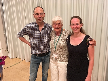 Von Links nach Rechts: Prof. Stephan Lessenich (Direktor des Instituts für Soziologie an der Ludwig-Maximilians-Universität München), Frau Ursula Esau (ÖDP), Frau Katharina Graunke (ÖDP)